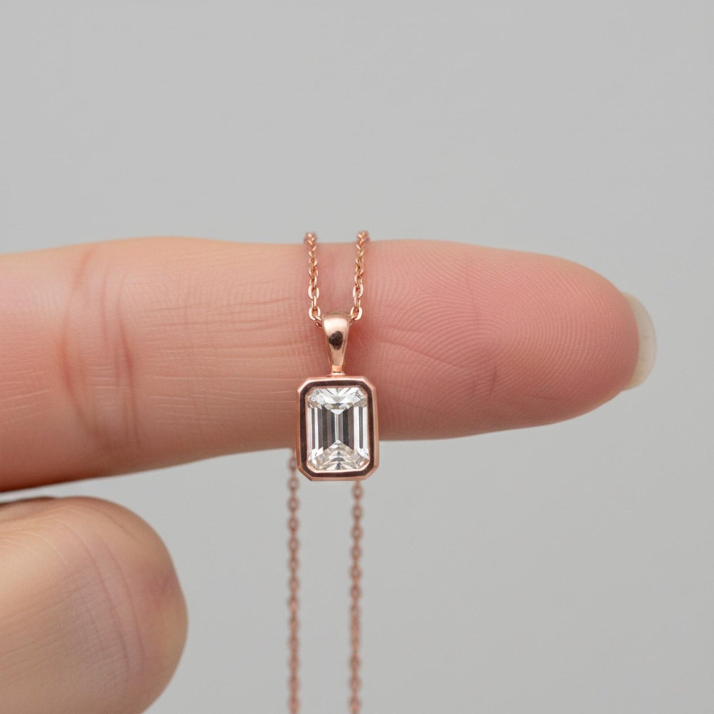 Rose Gold Luxurious Emerald Solitaire Pendant